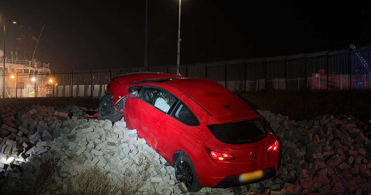 Automobilist rijdt dwars door hekwerk heen marineterrein op in Den Helder