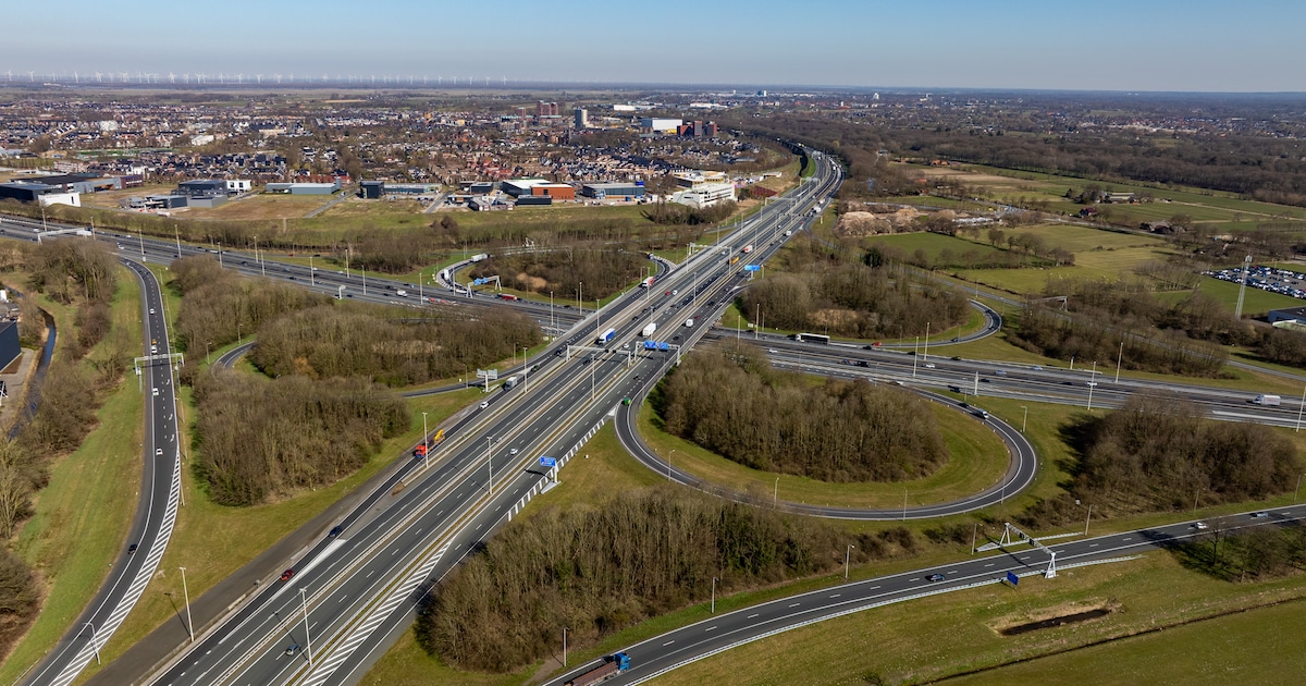 Vrachtwagen met zonnebloemolie raakt betonnen barrier op A28 bij Amersfoort, verkeer wordt omgeleid