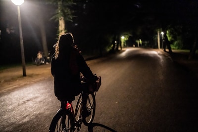 Man trapt twee meisjes van hun fiets in Roosendaal, één slachtoffer zwaargewond