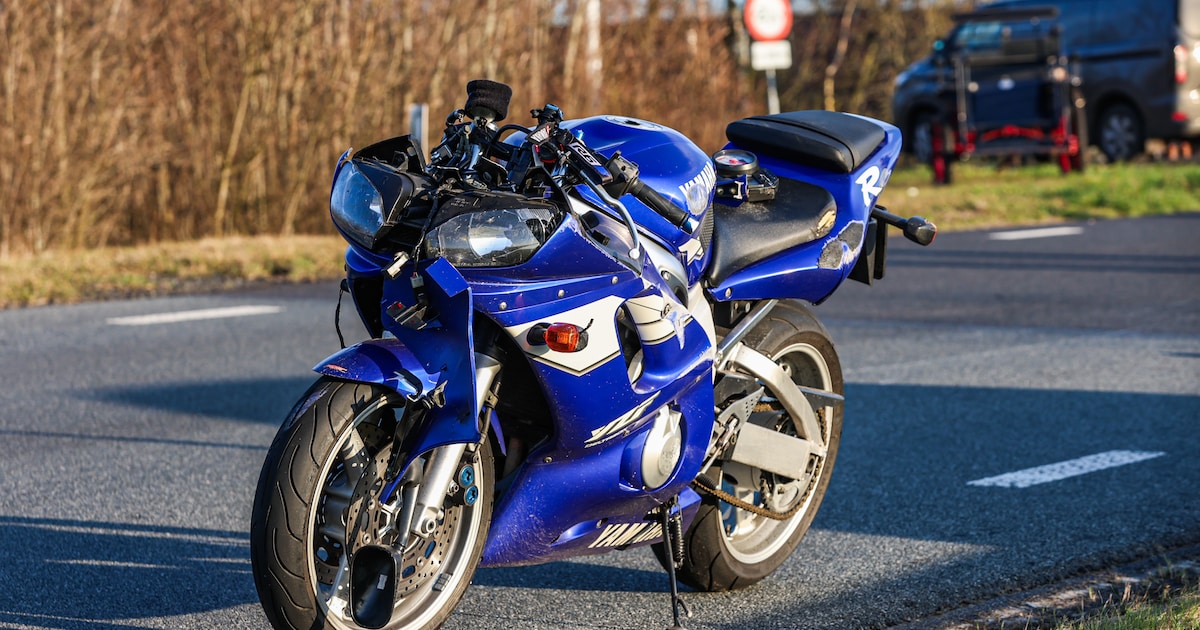 Motorrijder botst op paard en wagen op de Strjitwei in Tjerkgaast