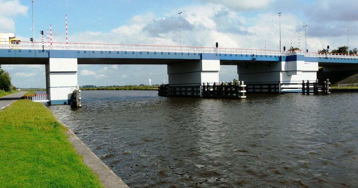 Aangepaste doorvaart bij brug Blauwverlaat in Achtkarspelen