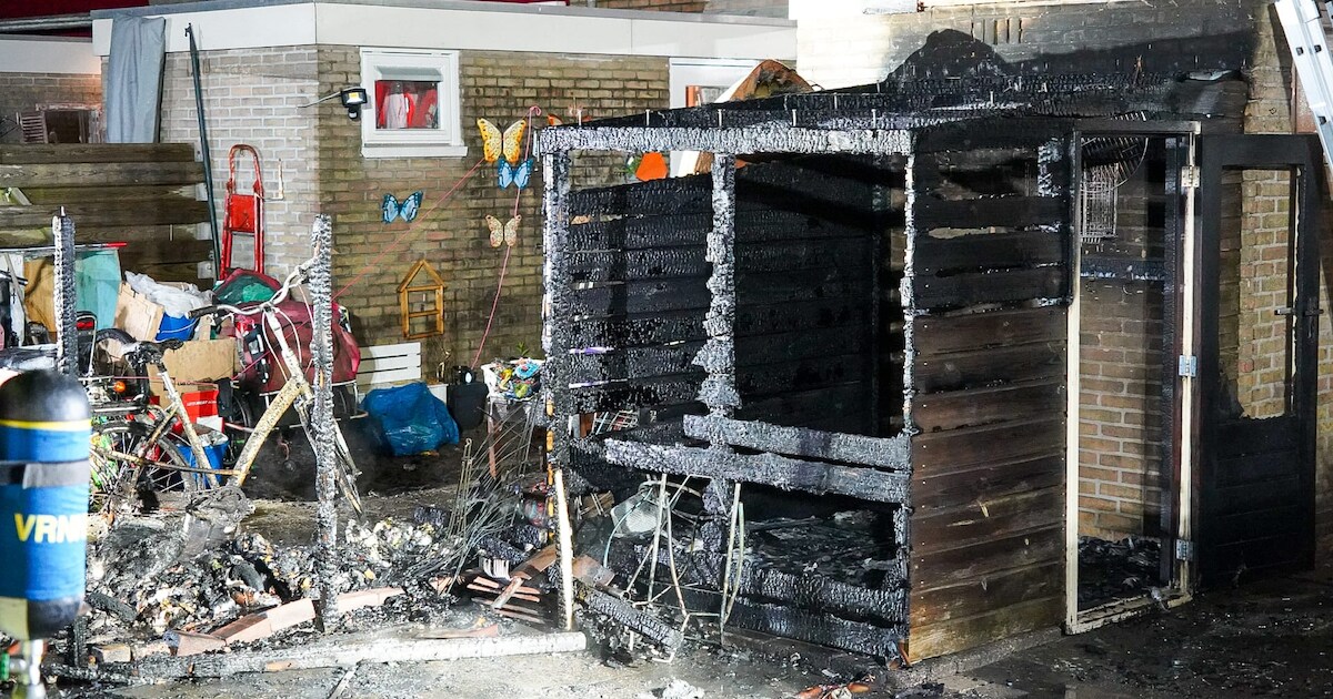 Brand zorgt voor veel schade aan schuurtje en achtertuin van woning op Planetenlaan in Wieringerwerf