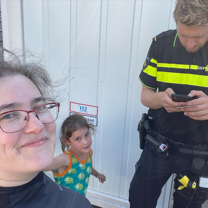 Musetta met haar dochter bij de controle van hun identiteit.