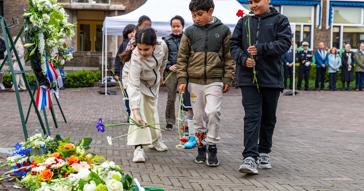 Zwijndrecht herdenkt oorlogsslachtoffers met twee minuten stilte: ‘Vrijheid is kwetsbaar’
