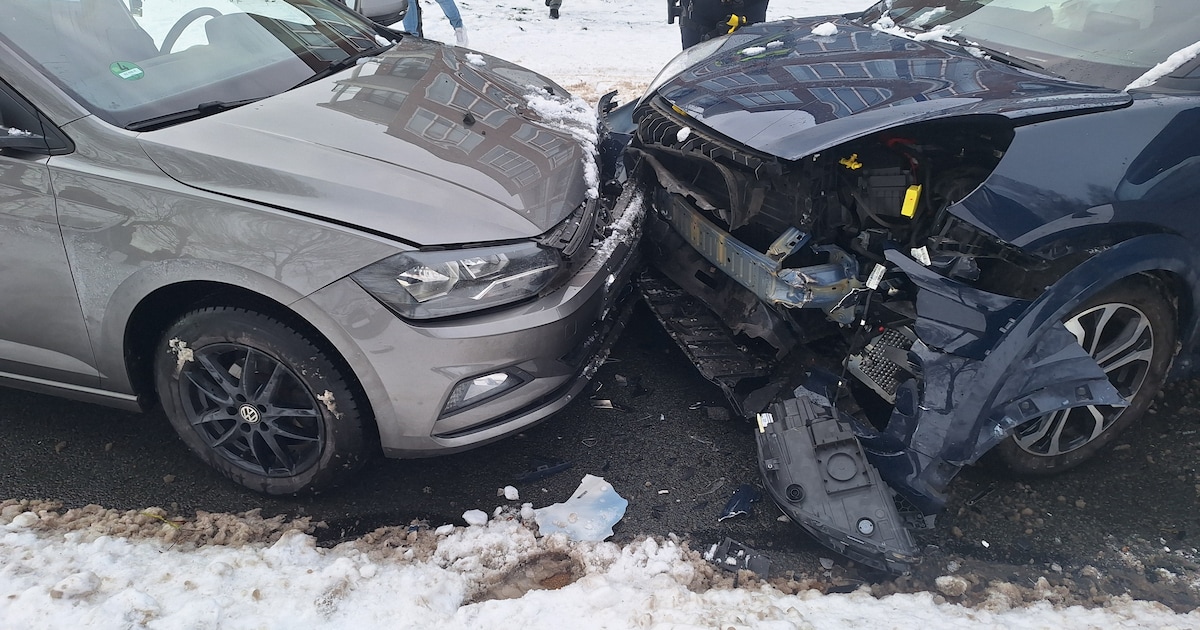 Frontale botsing op Schoolstraat in Bedum