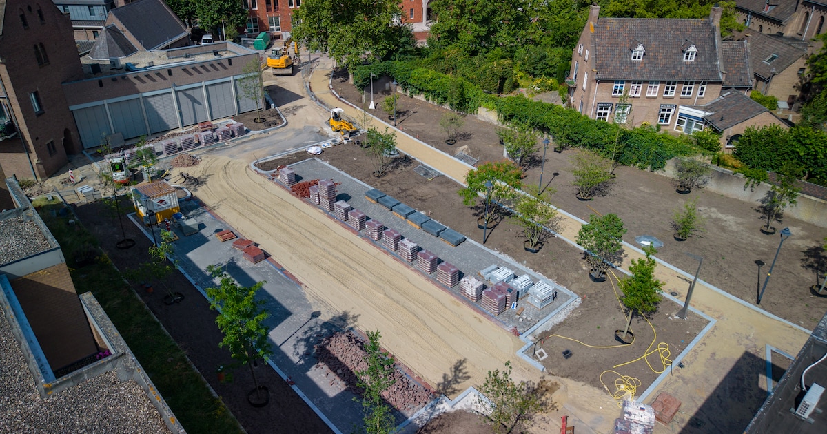 Raadhuisplein in Huissen maakt gedaanteverwisseling door: van grauwe parkeerplaats naar stadspark