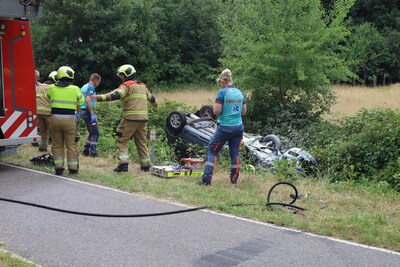 Ongeluk in Schaijk: auto vliegt in brand met vrouw erin, brandweer schiet te hulp