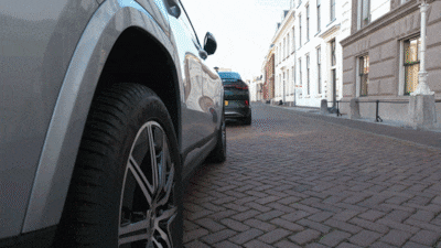 Dat haar zoontje (3) tussen grote en zware SUV’s fietst, bezorgt Daisy buikpijn: ‘Waarom accepteren 