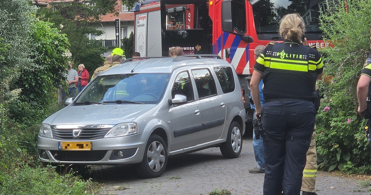 Auto zonder bestuurder rijdt mogelijk tegen vrouw aan: meerdere hulpdiensten rukken uit, ook traumah