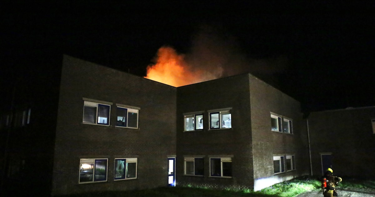Brand in airco-unit op dak van kantoorgebouw in Den Hoorn