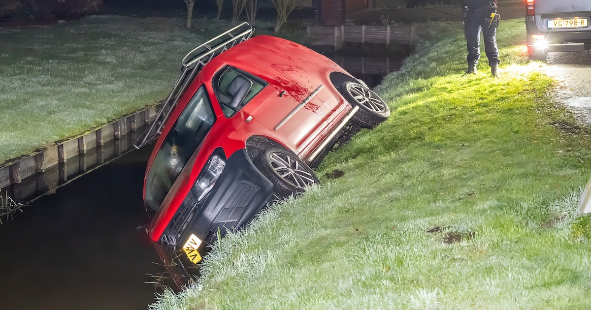 Busje raakt deels te water aan de Botsholsedwarsweg in Waverveen