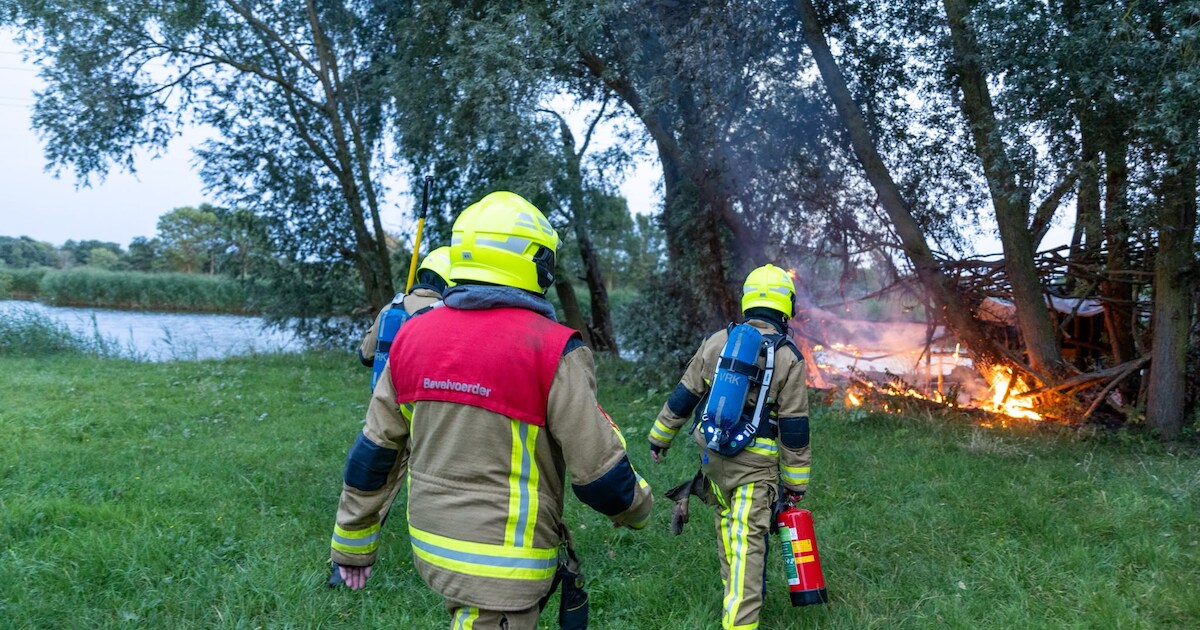 Takken in brand in berm op Genieweg in Heemskerk