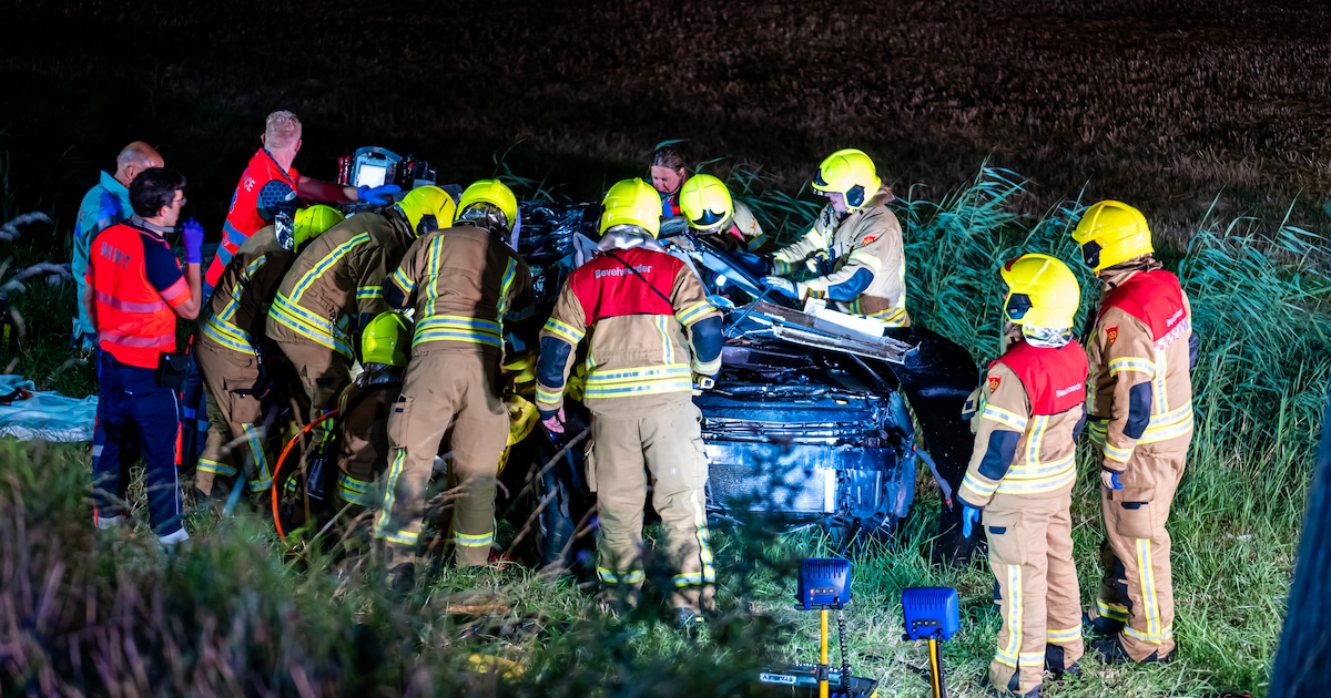 Omwonenden schrikken van auto die via boom over dijk klapt: ‘Hier vallen te vaak doden’