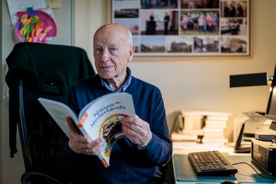 nlbeeld-tt20260211-35392-gildehaus-nick-steenkamp-nederlander-is-een-van-de-oudste-leerkrachten-van-duitsland-hij-staat-in-gildehaus-voor-de-klas-op-een-internationale-school-en-leert-kinderen-daar-nederlands-de-man-is-82-maar-weet-niet-van-ophouden-editie-regio-foto-emiel-muijderman-evm20260212