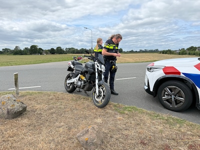 Motor en auto in botsing op kruising in Terwolde