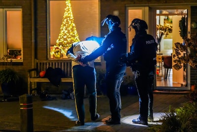 Twee verdachten aangehouden bij vroege invallen in Helmond en Eindhoven: vluchtpoging via balkon mis