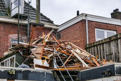 ‘Ingestort pand’ in Enschede blijkt puinzooi op een dak