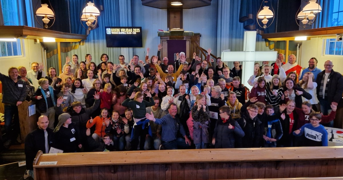 Eigen Passion: tieners trekken met verlicht kruis ’s nachts door de straten van Noorden en Nieuwkoop