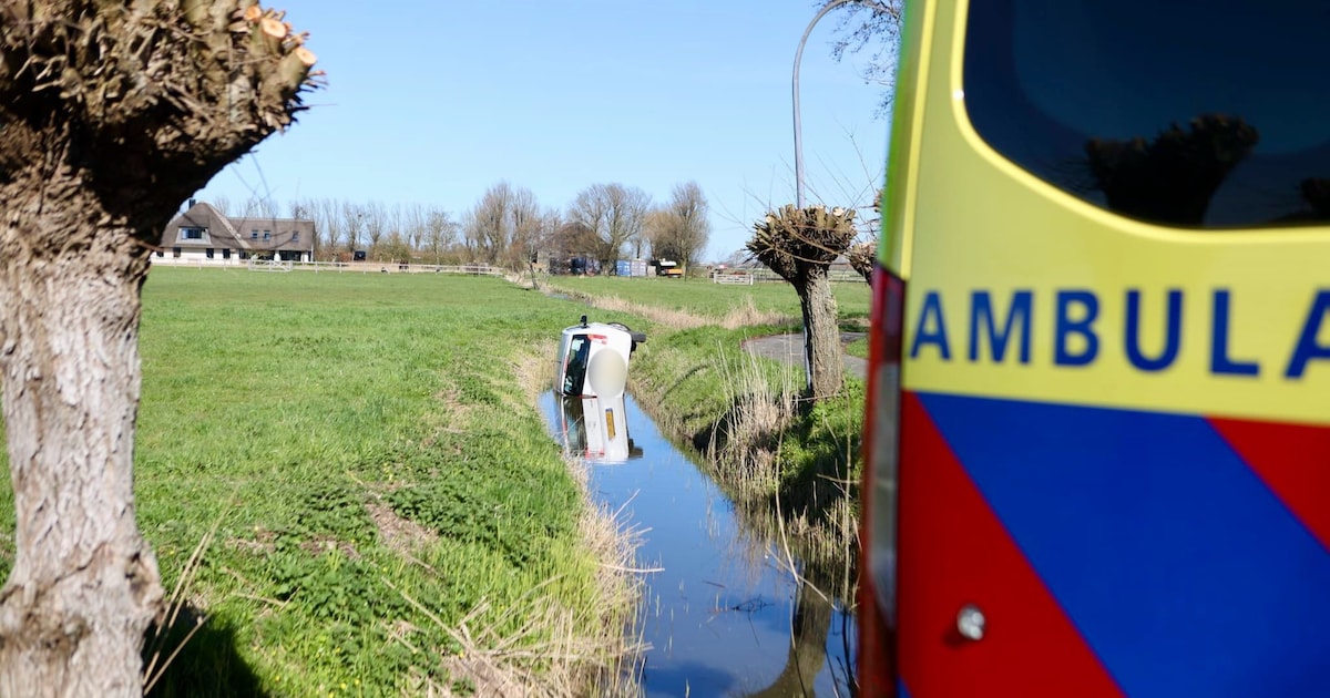 Auto belandt in sloot langs Smeerlaan in Schoorl
