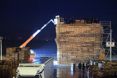 Scheveningen en Duindorp helemaal klaar voor jaarwisseling: vreugdevuurtorens bereiken maximale hoog