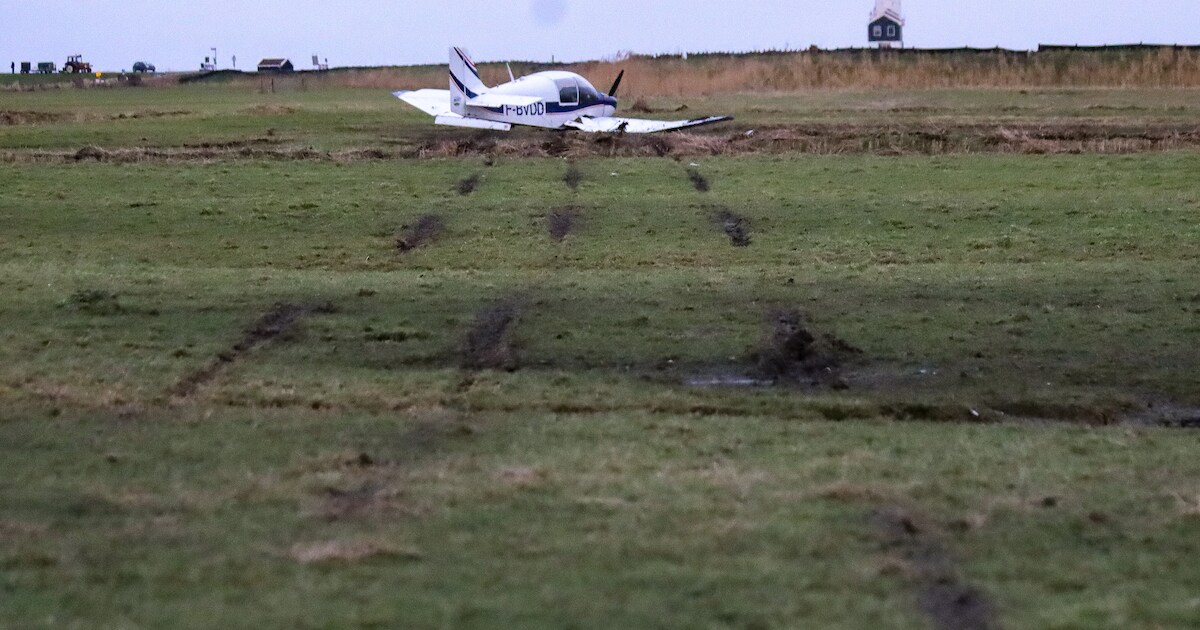 Sportvliegtuig maakt noodlanding in Marken, toestand inzittenden onbekend