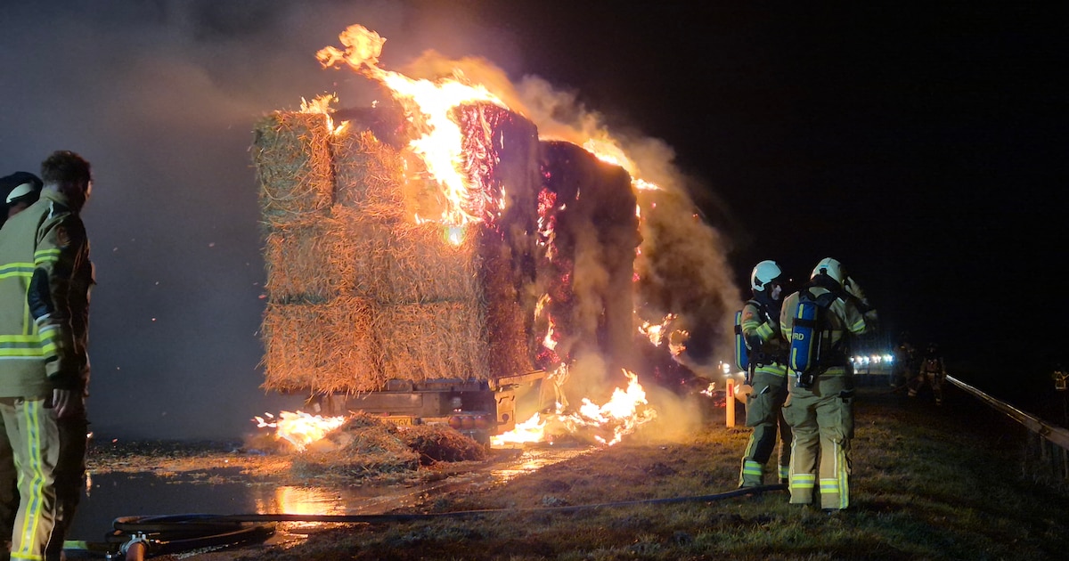 Hooibalen in brand op trailer van vrachtwagen: politie sluit N381 af