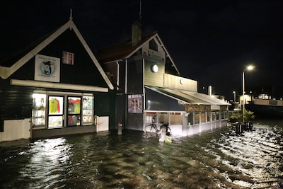 Texelse haven en Harlingen onder water door storm Boelo
