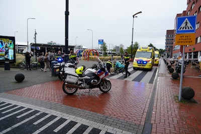 Fietser gewond na aanrijding met politiemoter pal voor station Zwolle