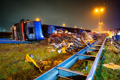 Vrachtwagen met schroot gekanteld op de A15 bij Pernis