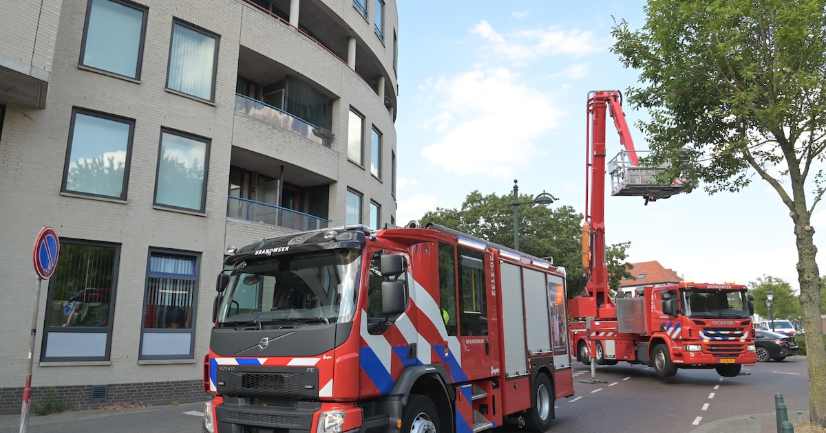Flatwoning loopt grote schade op door brand in Breda: buren moeten naar buiten, brandweer redt twee 
