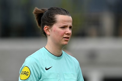 Merel Snoei baart opzien als vrouwelijke grensrechter: ‘Meer vrouwen als arbiter zou ik toejuichen’
