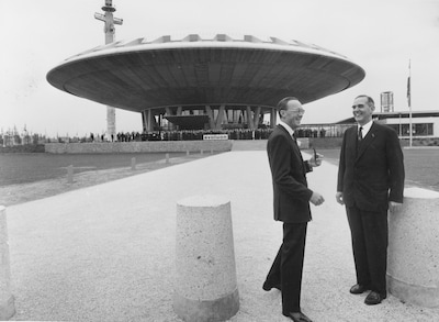 60 kaarsjes voor het Evoluon! Blik terug met deze oude beelden van de Eindhovense ufo
