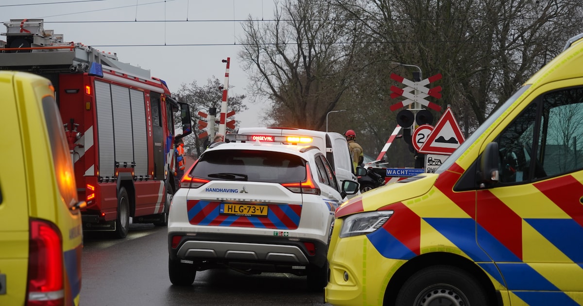 Auto en trein botsen bij Staphorst, geen treinen tussen Zwolle en Meppel