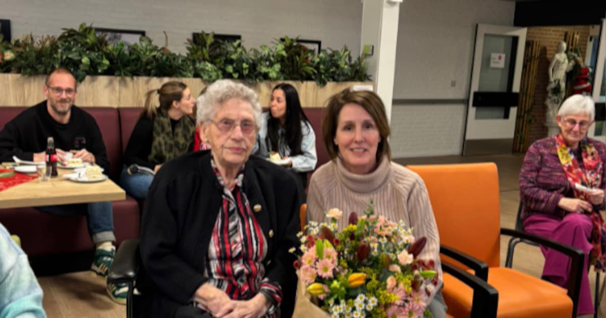 Wethouder bezoekt jarige mevrouw Pijcke-Haers in Oostburg