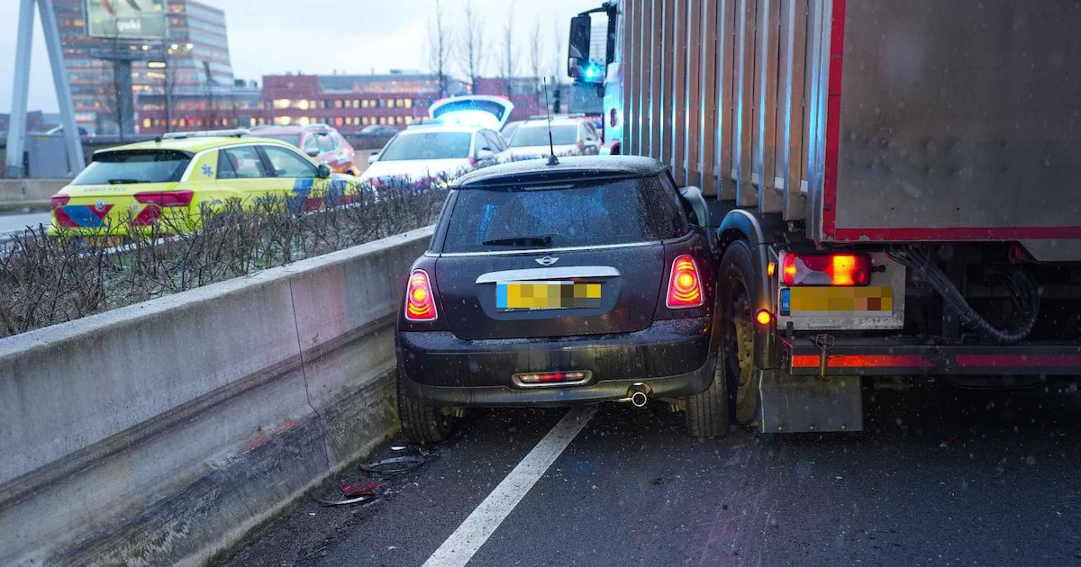 Auto klemgereden door onwel geworden vrachtwagenchauffeur op N7 bij Groningen