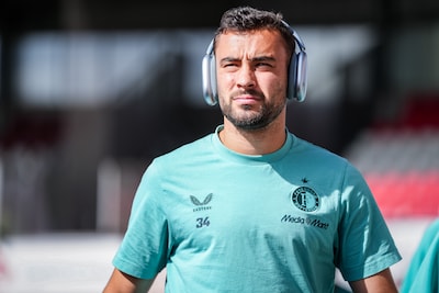 Giovanni van Bronckhorst kiest voor drie debutanten bij Feyenoord tegen Sparta