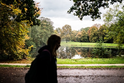 De clown van park Presikhaaf maakt reclame voor Bronbeekwater
