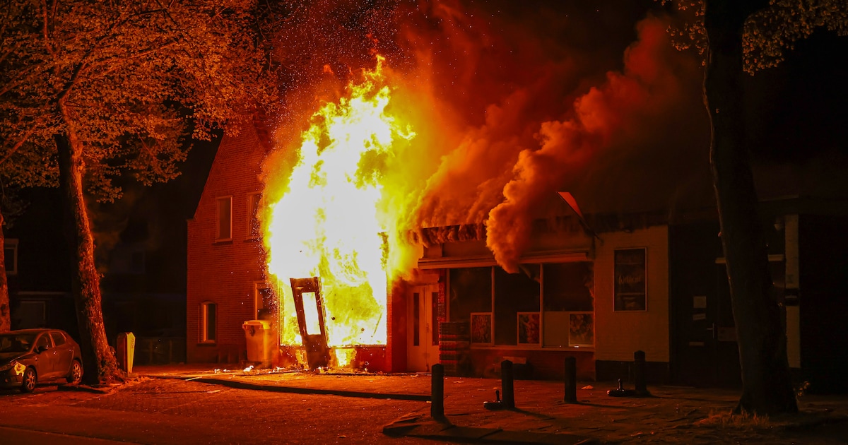 Verwoestende brand in Emmeloord blijkt aangestoken: minderjarige verdachte aangehouden