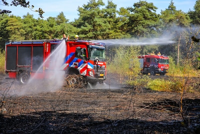 Bosbrand in Uddel: ruim duizend vierkante meter in lichterlaaie