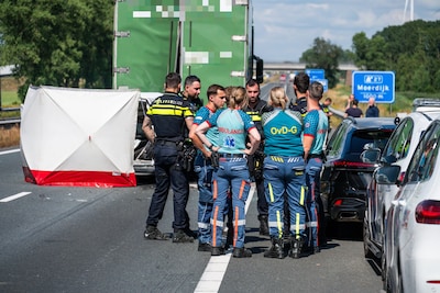 Man (28) overleden bij ernstig ongeluk met vrachtwagen en bestelbus op A17 bij Moerdijk