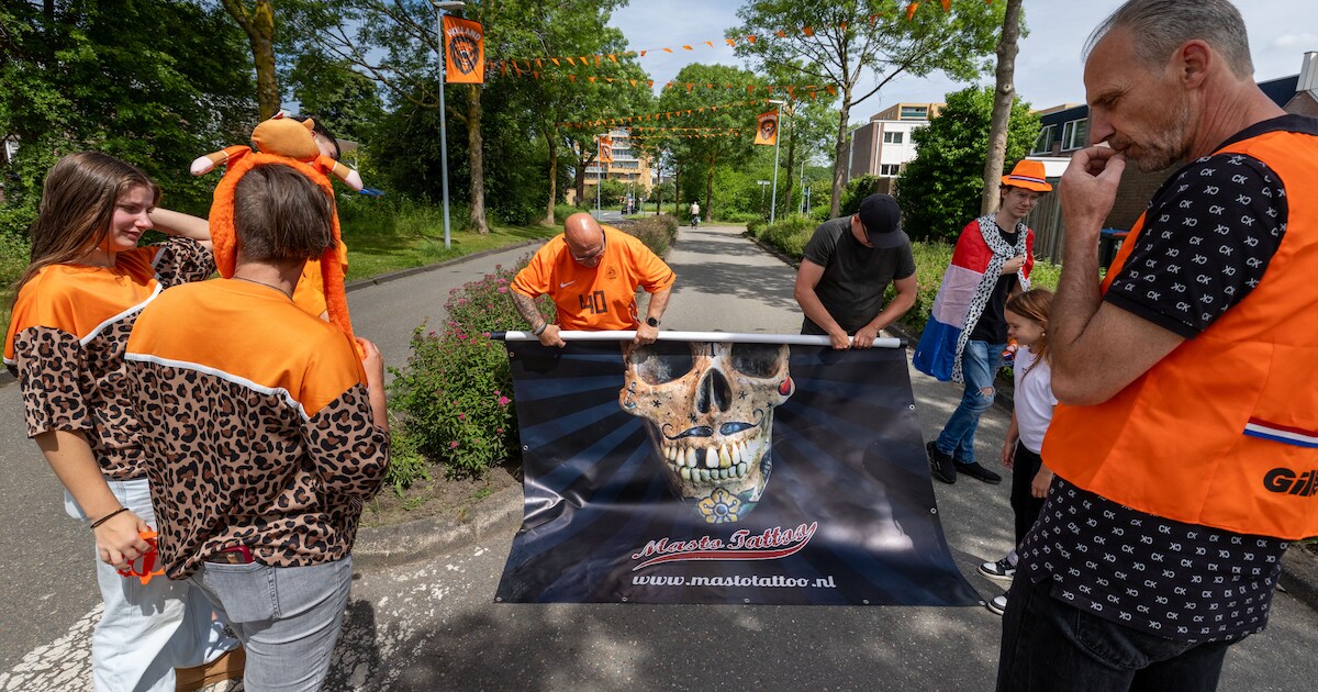 Mario (62) organiseert WK-feestje, maar moet spandoeken weghalen: ‘Hebben de boa’s niks beters te do