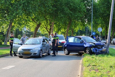 Auto op paal gebotst op John Mottweg in Rotterdam