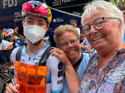 Demi Vollering over bijzonder bezoek tijdens Tour de France: ‘Zij weet hoe ik als klein meisje was’