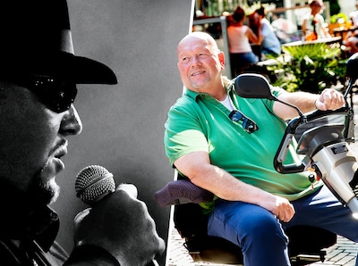 Jeroen ‘Hazes’ loopt met vage klachten ziekenhuis in, paar dagen later kan hij alleen zijn hoofd nog
