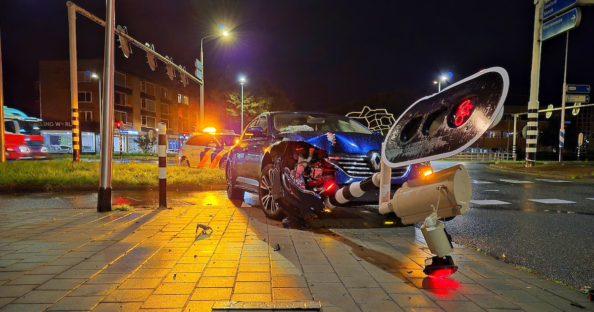 Automobilist rijdt stoplicht omver in Leeuwarden