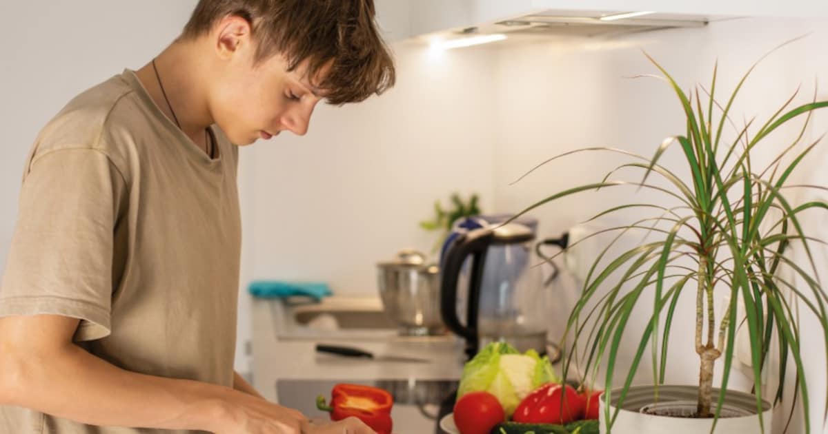 Jonge mantelzorgers knutselen in Het Lokaal in Poortugaal
