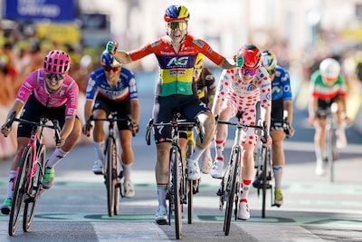 Puck Pieterse komt net tekort in heerlijke finale: Kim Le Court sprint naar ritwinst in Tour de Femmes