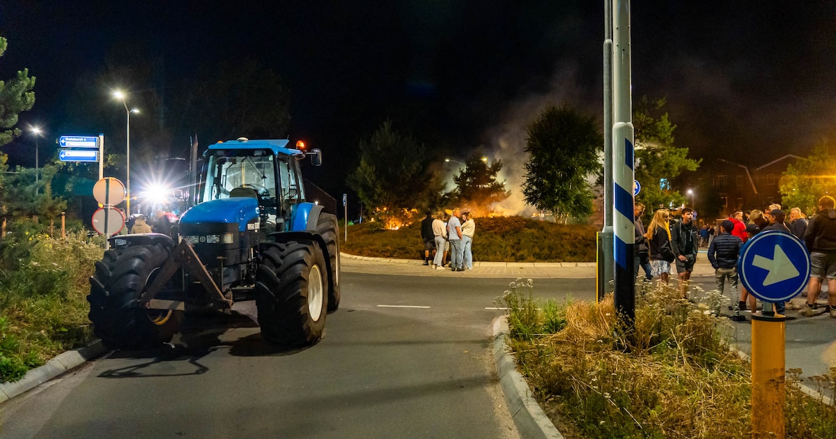 Boeren blokkeren rotonde in Nunspeet en zetten bomen op middeneiland in brand