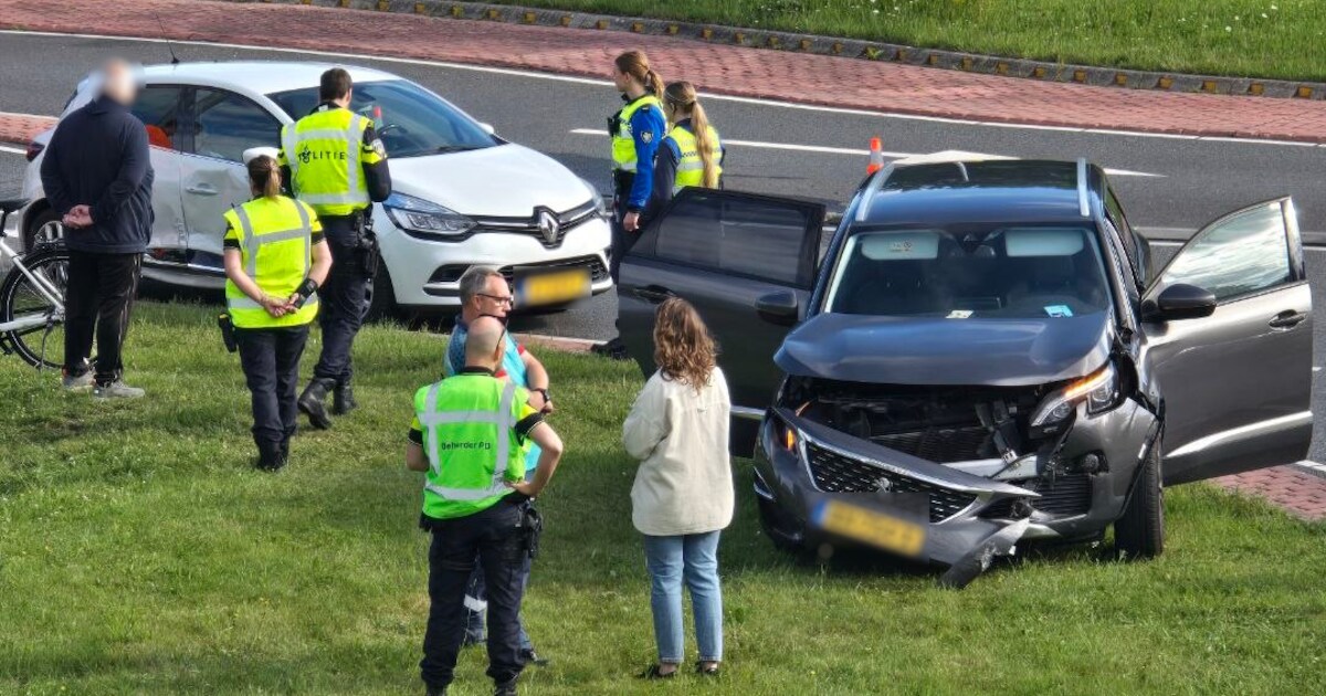 Twee auto's botsen op rotonde in Lelystad, weg tijdelijk afgesloten