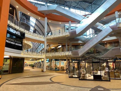 Bekende Nederlander maakt reclame voor de Megastores: word jij hier blij van?